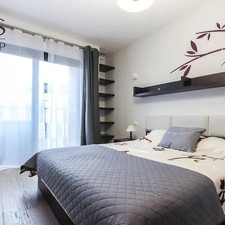 Beautiful In The Center, Angel Appartement