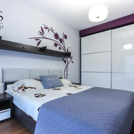 Beautiful In The Center, Angel Appartement